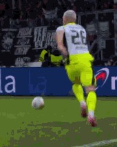 半场：多特1-1法兰克福，拜尔破门，乌尊点射，吉拉西送点